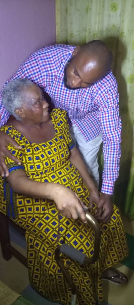 A elderly woman got personal care with Blisscare Support